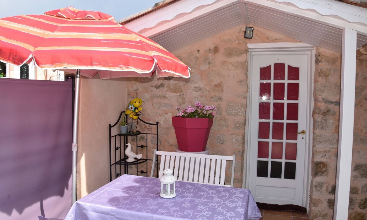 Ampus Apartment | Petit Cabanon Independent apartment with beautiful summer kitchen