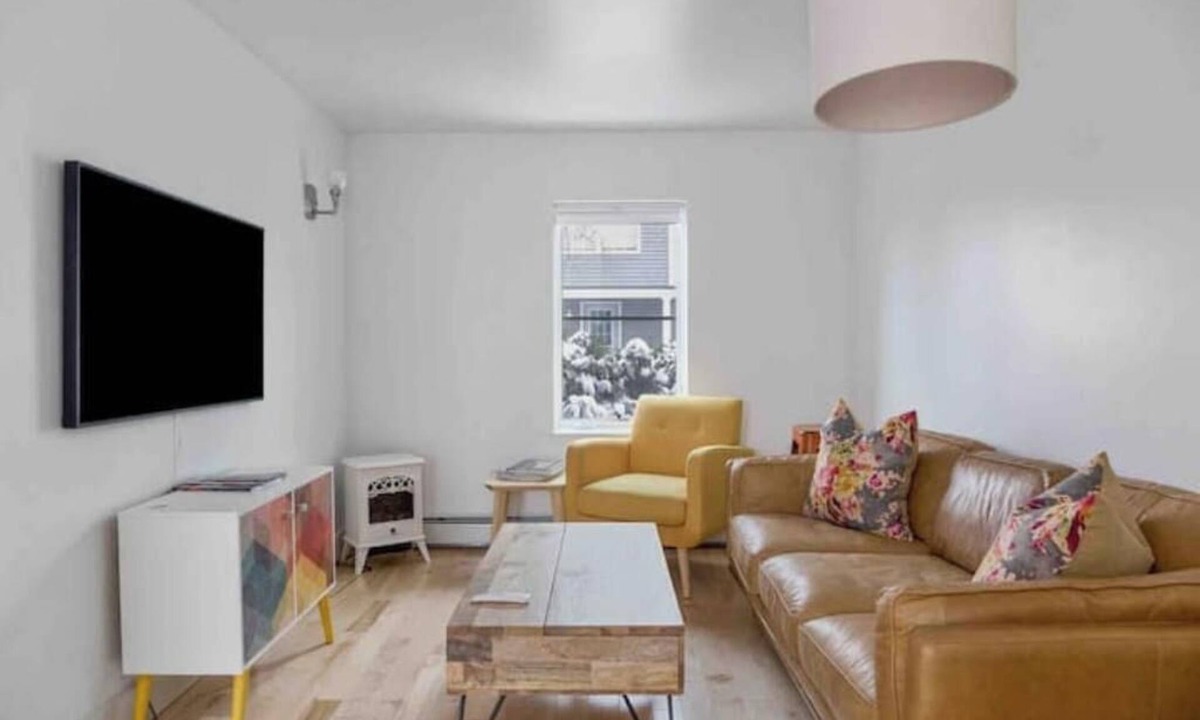Old North End Apartment | Petite+Perfect Modern Pad: parking+laundry+yard