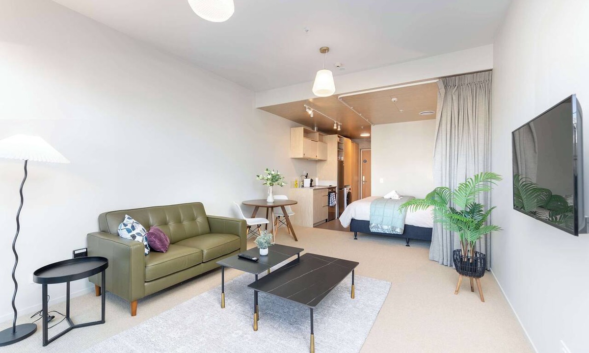 Petone Apartment | Petone Studio - Balcony, Bath Tub, Sleeps 2