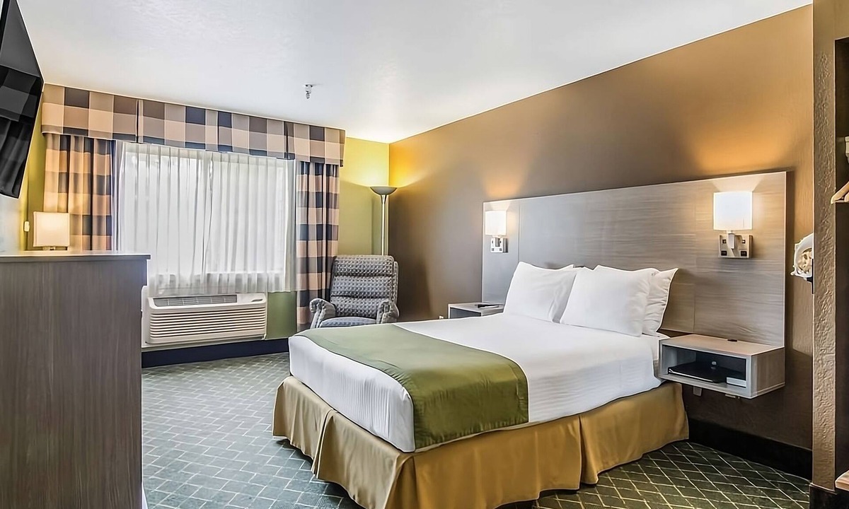 Poulsbo Hotel | Pets are Allowed in GuestHouse Poulsbo! With Free Parking Onsite & Breakfast!