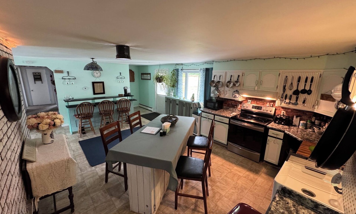 Monroe House | Pets stay Free! Hot Tub, Fire Pit,