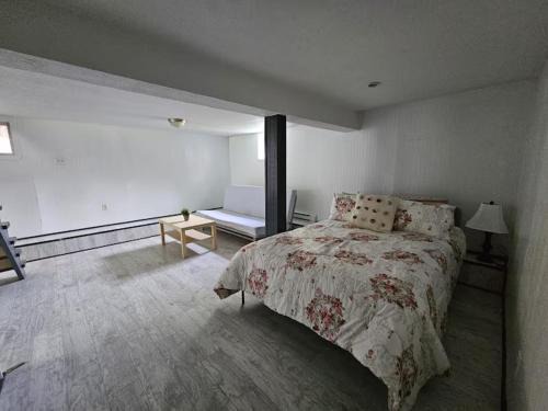 Laval Apartment | Petunias 1