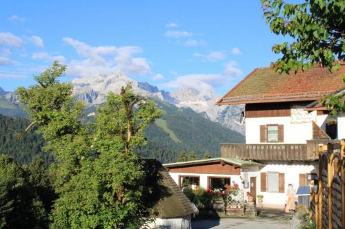 Garmisch-Partenkirchen House | Pfeiffer Alm Garni mit Blick auf die Zugspitze