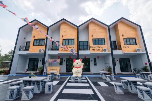 Chaloem Phra Kiat Hostel | Phanomrung Hostel & Linn Chan Cafe พนมรุ้ง โฮส์เทล แอนด์ ลิณณ์จัง คาเฟ่