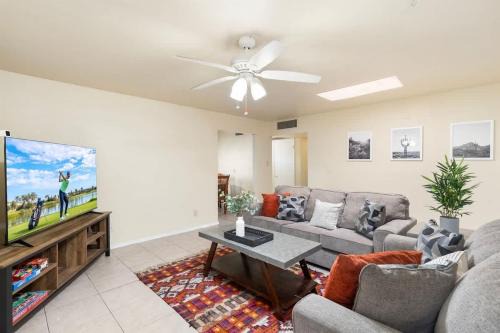 Encanto House | Phoenix Lightrail BBQ & Billiard minutes from DT