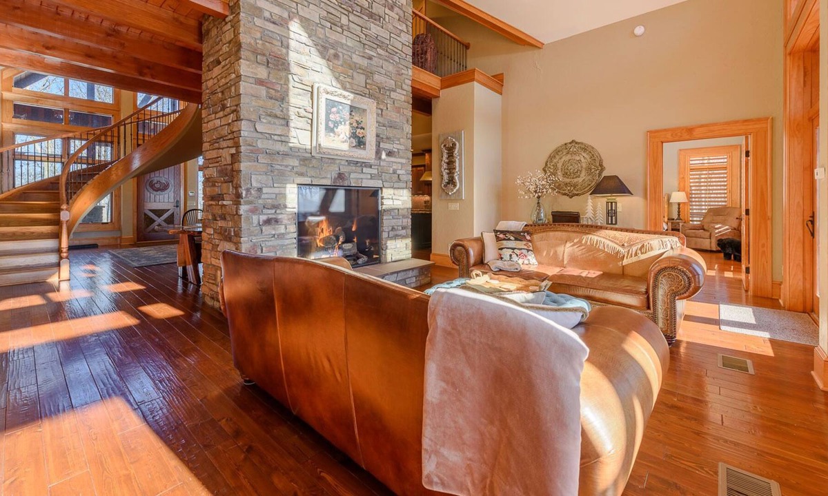 Jefferson House | Phoenix Mountain Lodge on Twickenham estate