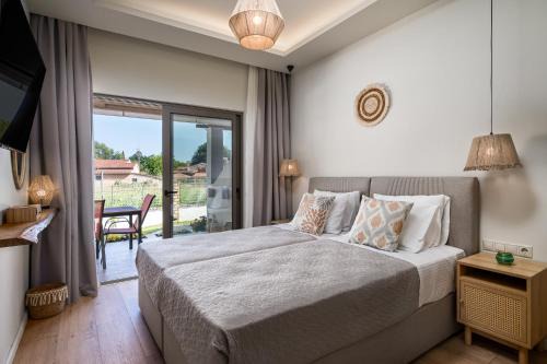 Ipsos Apartment | Phos Elegant Residences by Konnect, 400m to the beach