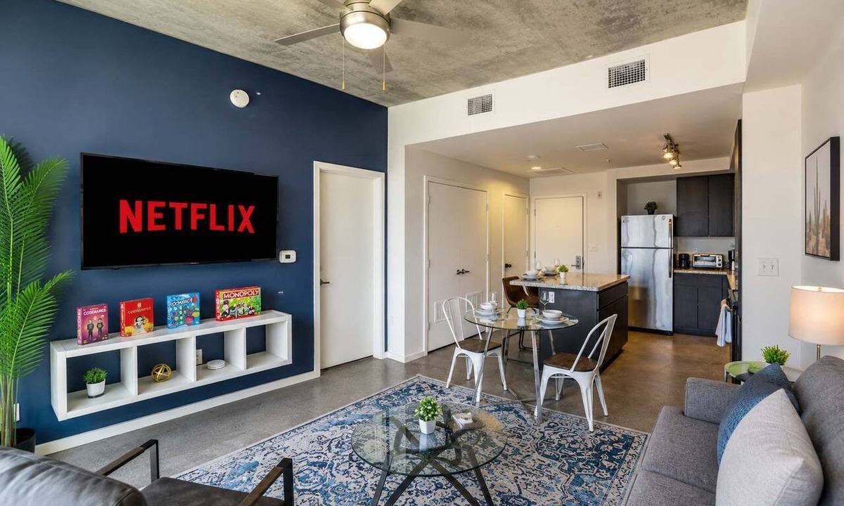 Evans Churchill Apartment | PHX Arts District in DT with Pool Gym Parking WD