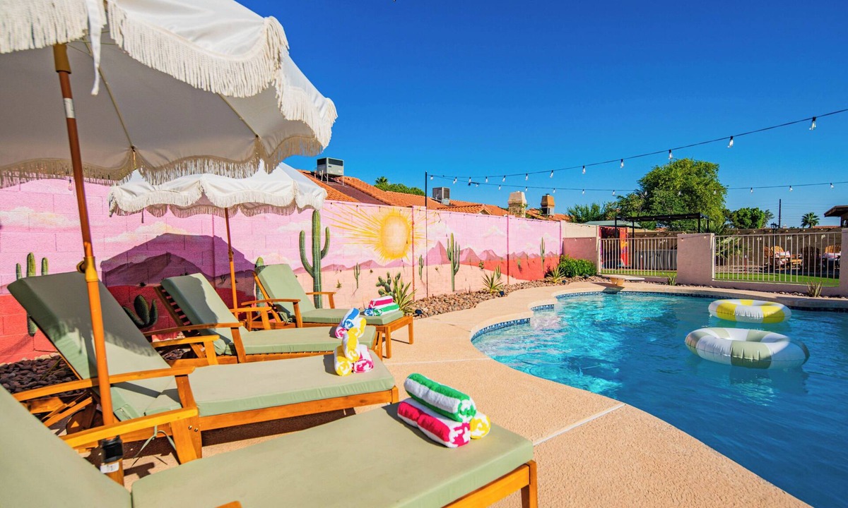 Peoria House | PHX Ultimate Group Getaway Pool Arcade Golf Sim Spa 5BR
