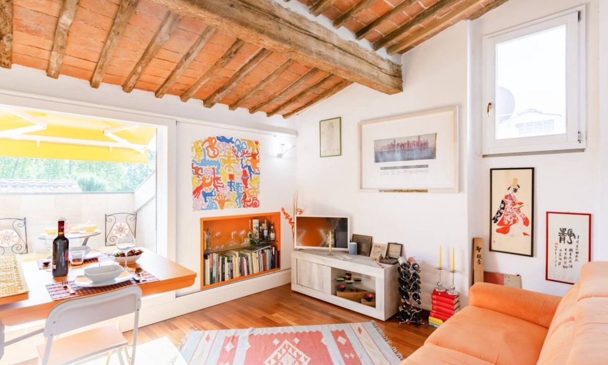 San Francesco Apartment | Piazza dei Cavalieri Orange Attic Apartment