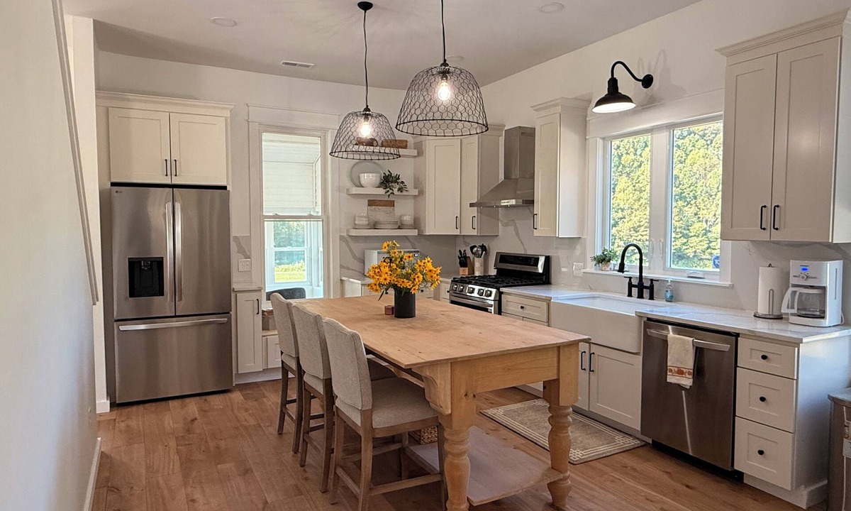 West Columbia House | Pickett’s Place-Modern Country Farmhouse with Rustic Charm, minutes from town.