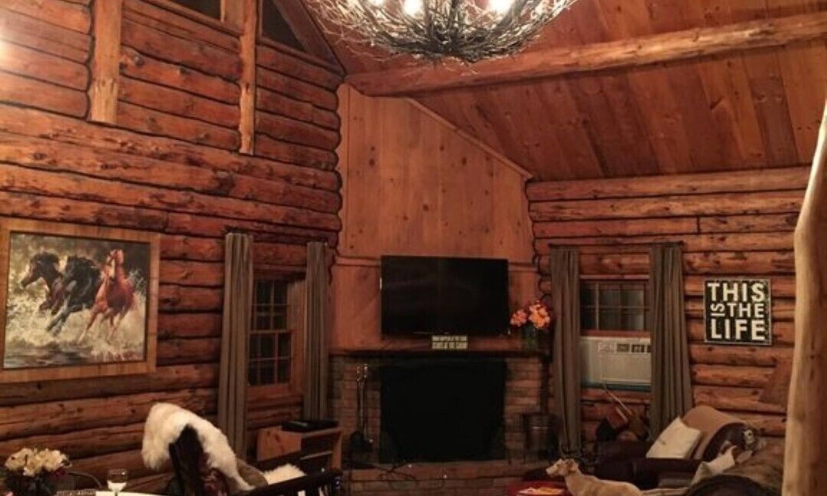Manchester Center House | Picture Perfect Vermont log cabin - close to everything Manchester has to offer