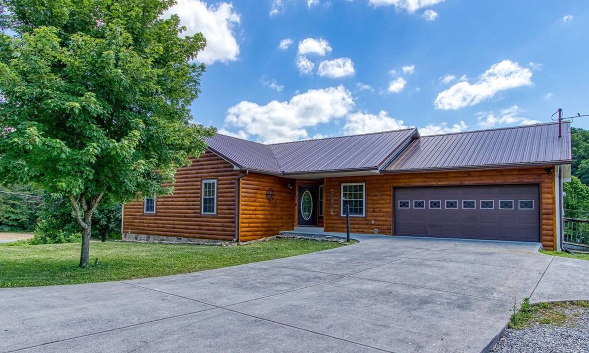 Pigeon Forge Ski Chalet | Pigeon Forge Getaway, Hot Tub, Game Room, Wifi, $560 FREE tickets each paid day!
