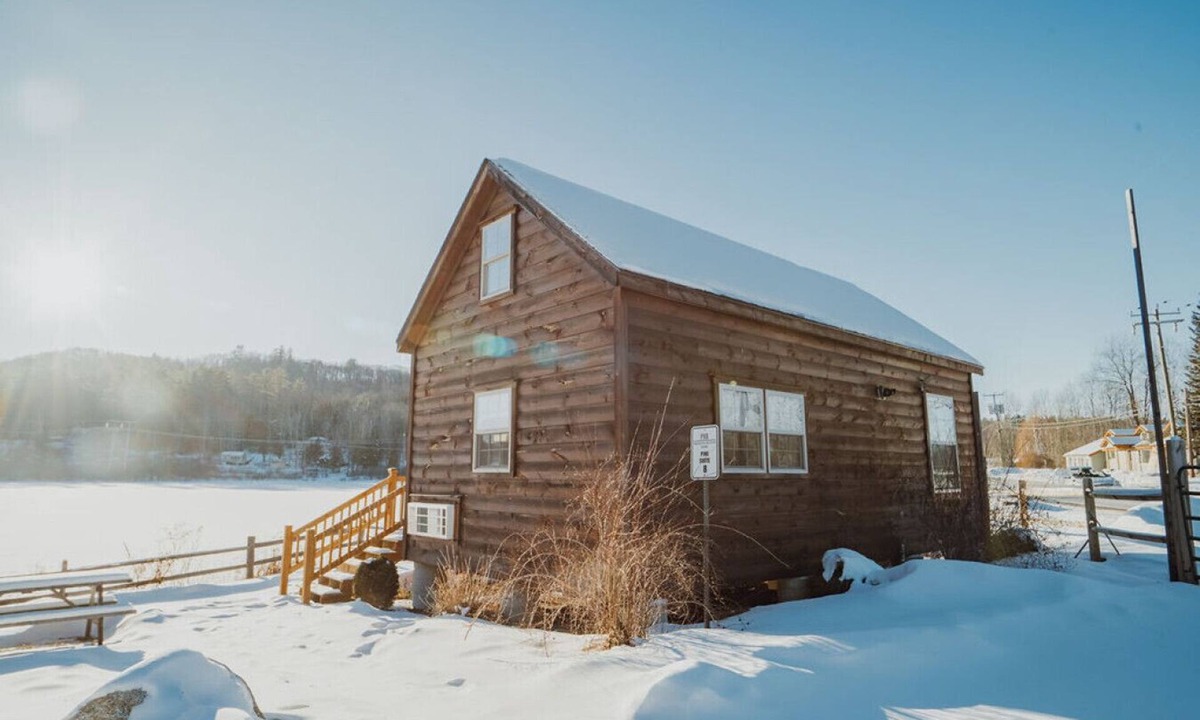 Bethlehem Cabin | Pine Cabin: Cozy Lakefront Log Cabin