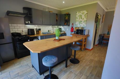 Hillcrest Apartment | PINE COTTAGE Self catering fully equipped 2 bedroom, Queen bed 3 singles 65sqm cosy private cottage