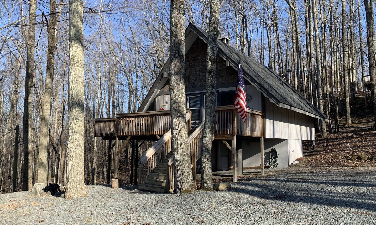 Beech Mountain Ski Chalet | Pine Ridge retreat on Beech Mountain, quiet with fireplace and mountain views!