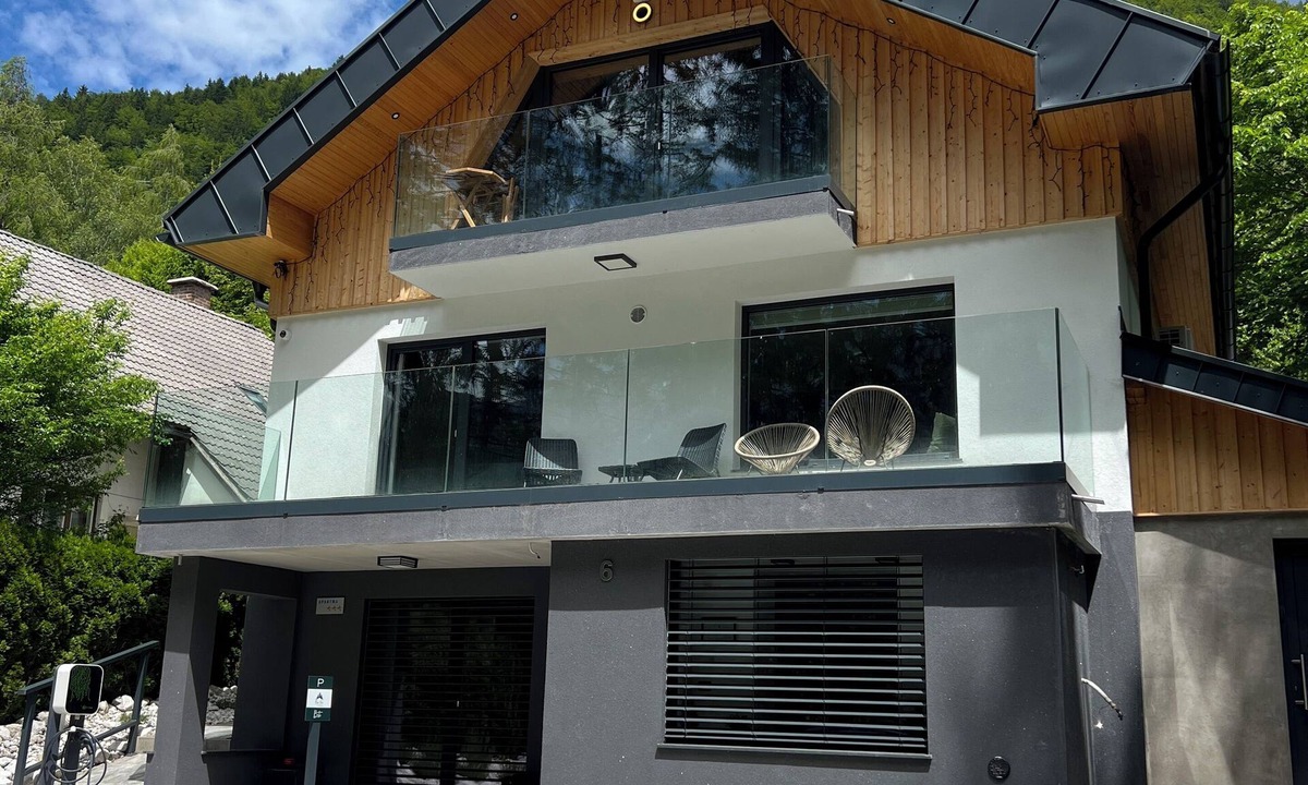 Gozd Martuljek Apartment | Pine Tree Holiday House
