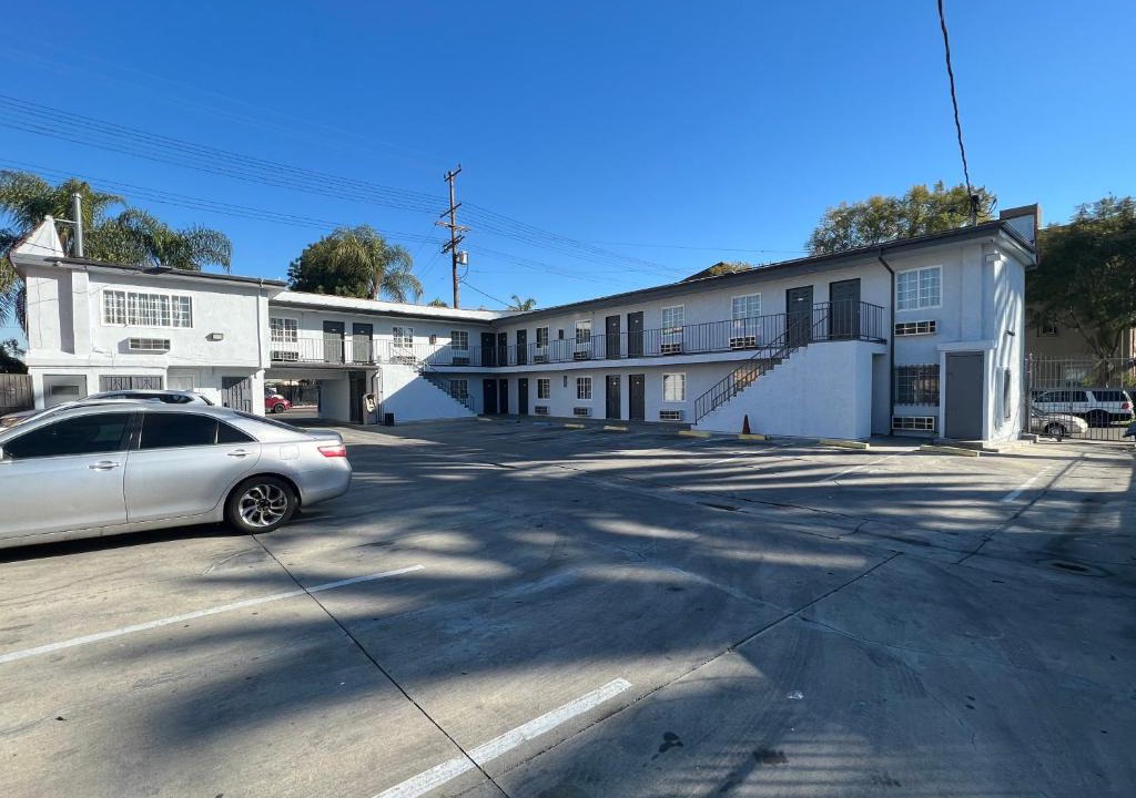 Leimert Park Hotel | Pine tree inn