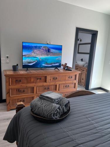 Diamond Valley House | Pine Tree With King Bed