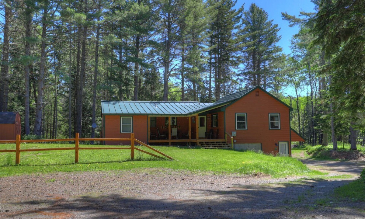 Oquossoc House | Pine Valley - Great newly renovated cabin - close to the village of Oquossoc