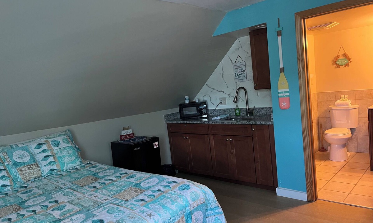 Old Orchard Beach Apartment | Pine View Lodge Old Orchard Beach - Attic Studio with 1 Queen size Bed