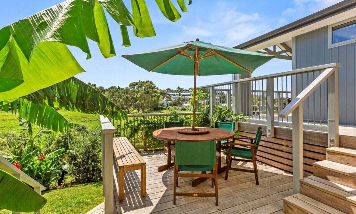 Raglan Apartment | Pineapple Palace Studio: tranquil, central setting