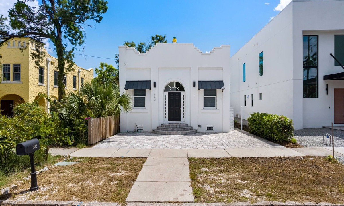 Gillespie Park House | Pineapple Paradise - 13 min to Beach - Fire Pit
