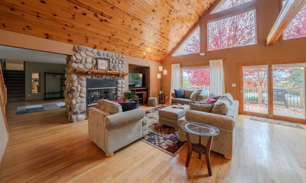 Renner House | Pinecone Acres Lodge w/Hot Tub - Sleeps 9
