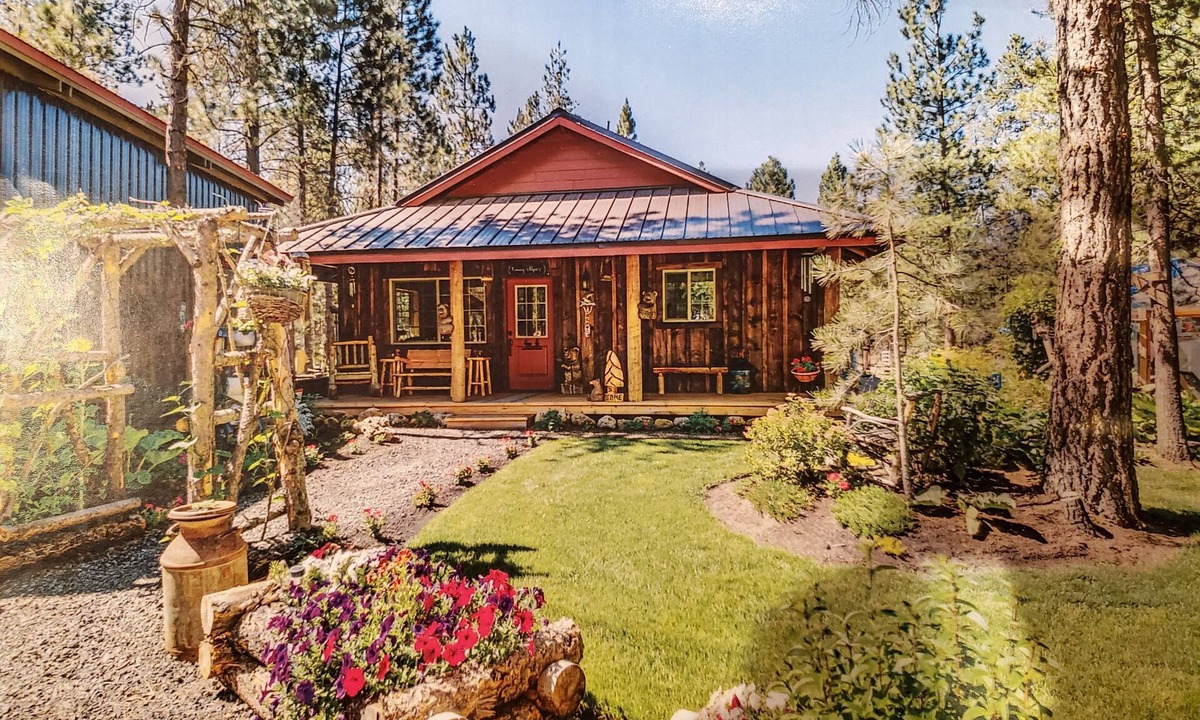 La Pine Cabin | Pinecone Cabin, Couples and Family Retreat, hot tub, pet friendly, private!