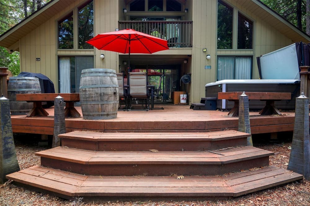 Dorrington Cottage | Pinecone Cottage in Dorrington, CA