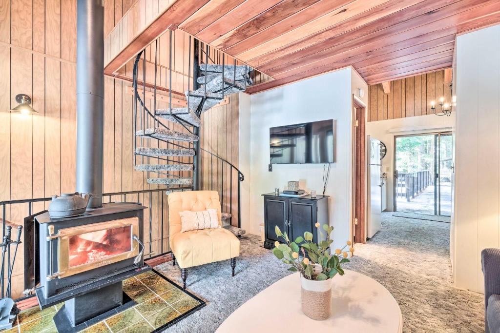 Pinecrest House | Pinecrest Retreat with Fireplace!
