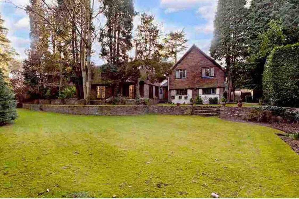 Cobham House | Pinestows Semi-Detached Guest House Private & Cozy Retreat
