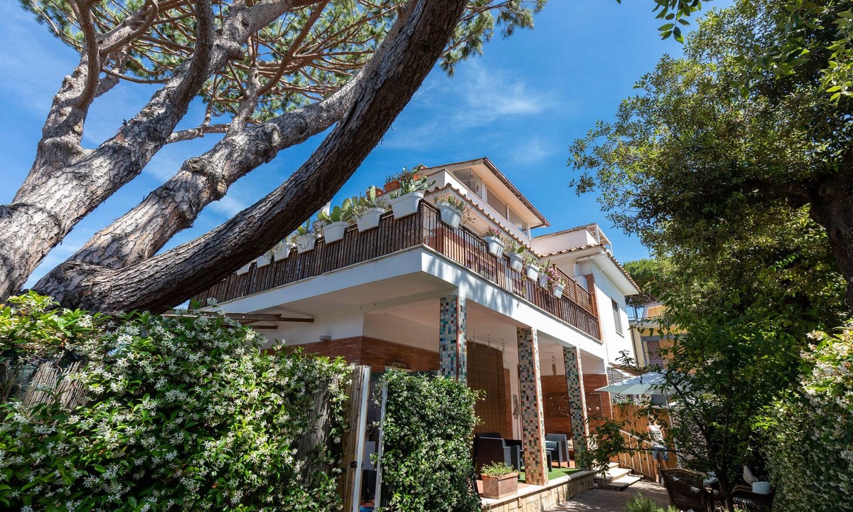 Fregenae Villa | Pinewood House, villa in Fregene 2 steps from the sea, and 40 minutes from Rome