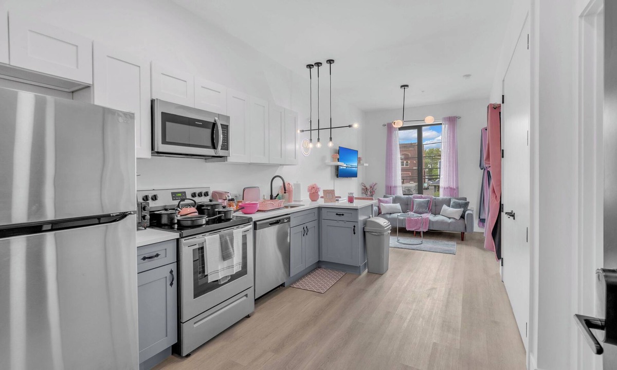 Elizabeth Apartment | Pink Heaven Cozy Studio Apt. Near NYC/EWR with an Indoor Pool & Free Parking