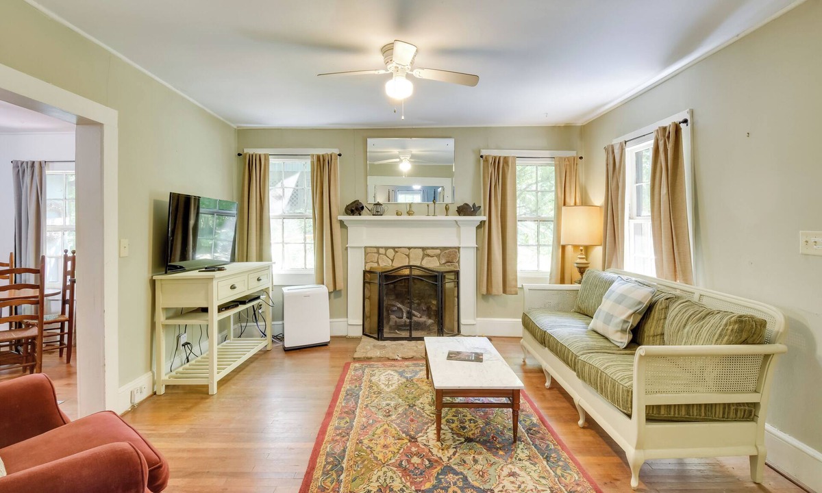 Rocky Bottom Cottage | Pinnacle Mountain Falls: Sunset Cottage w/Deck