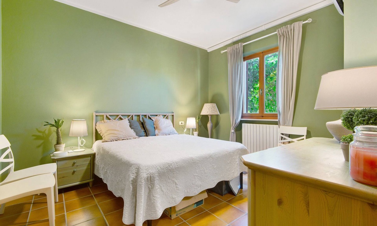 Procchio Apartment | 'Pino Vallegrande' Apartment with Private Terrace and Air Conditioning