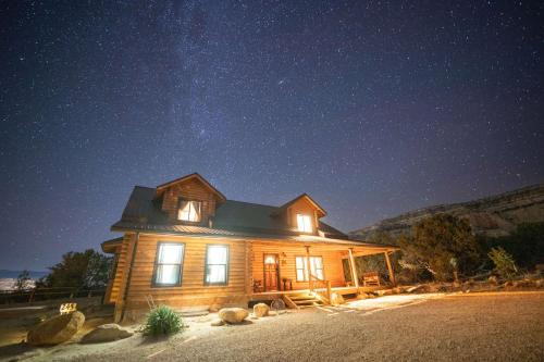 Orderville House | Pinyon Ridge Ranch Near Zion NP Hot Tub Pets OK