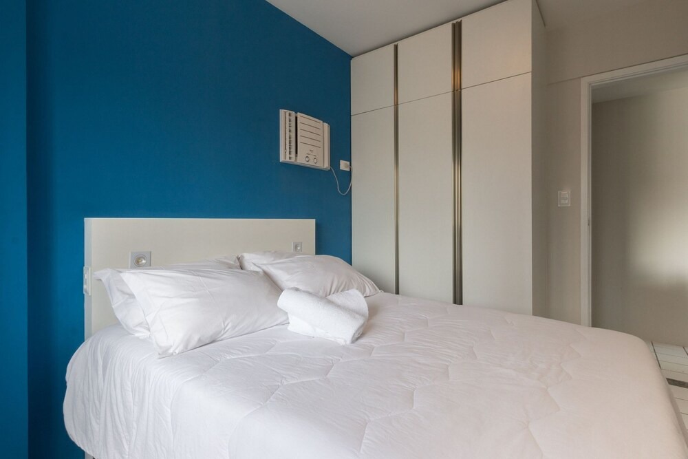 Boa Viagem Apartment | PIP201 Pleasant flat with balcony in Boa Viagem, near Shopping Recife, for up to four people