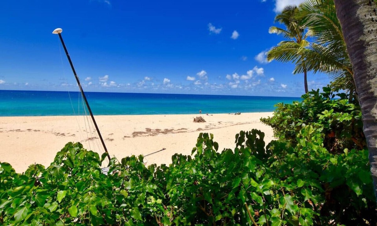 Pupukea House | Pipeline Beachfront House that Sleeps 12 Guest.