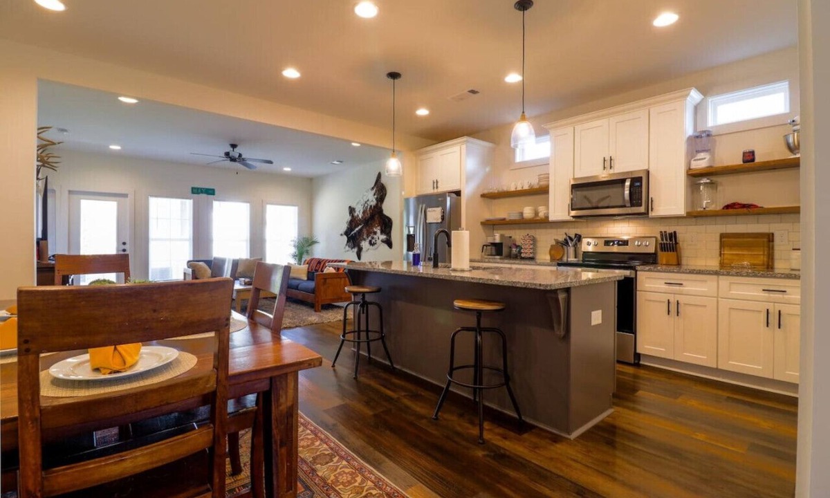 Auburn House | Piper on the Plains: Near Campus