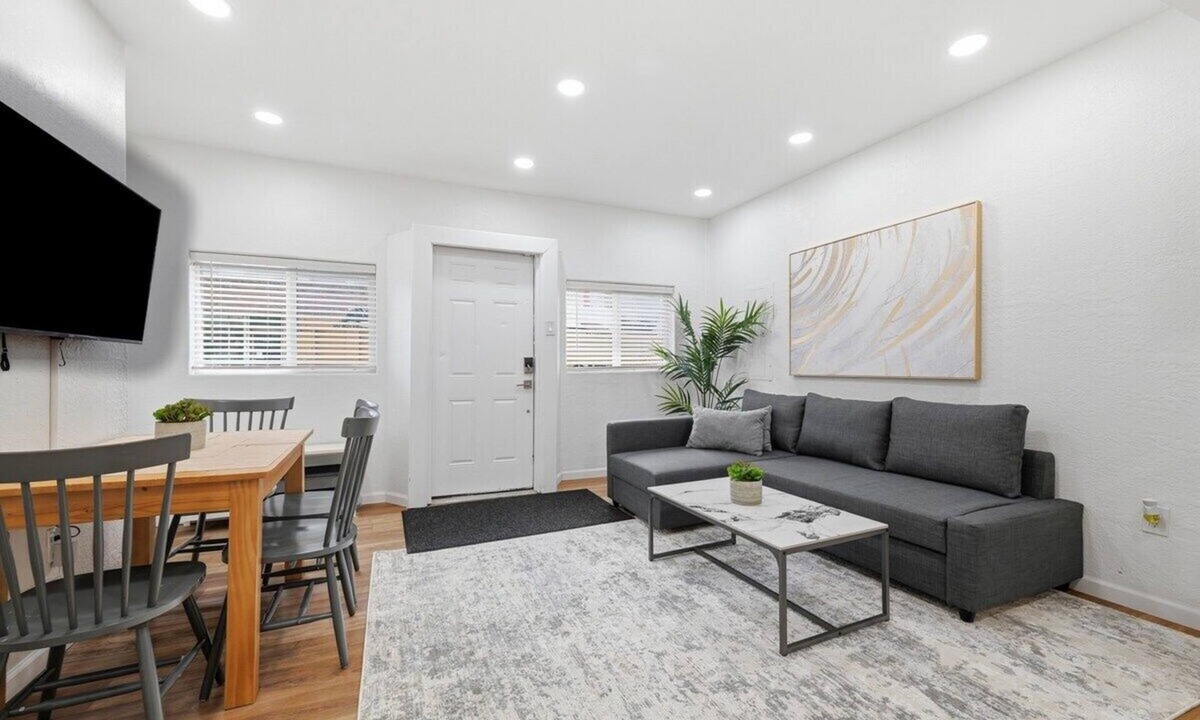 Millvale Apartment | Pittsburgh/Millvale Modern & Cozy One Bedroom Apartment with Free Street Parking