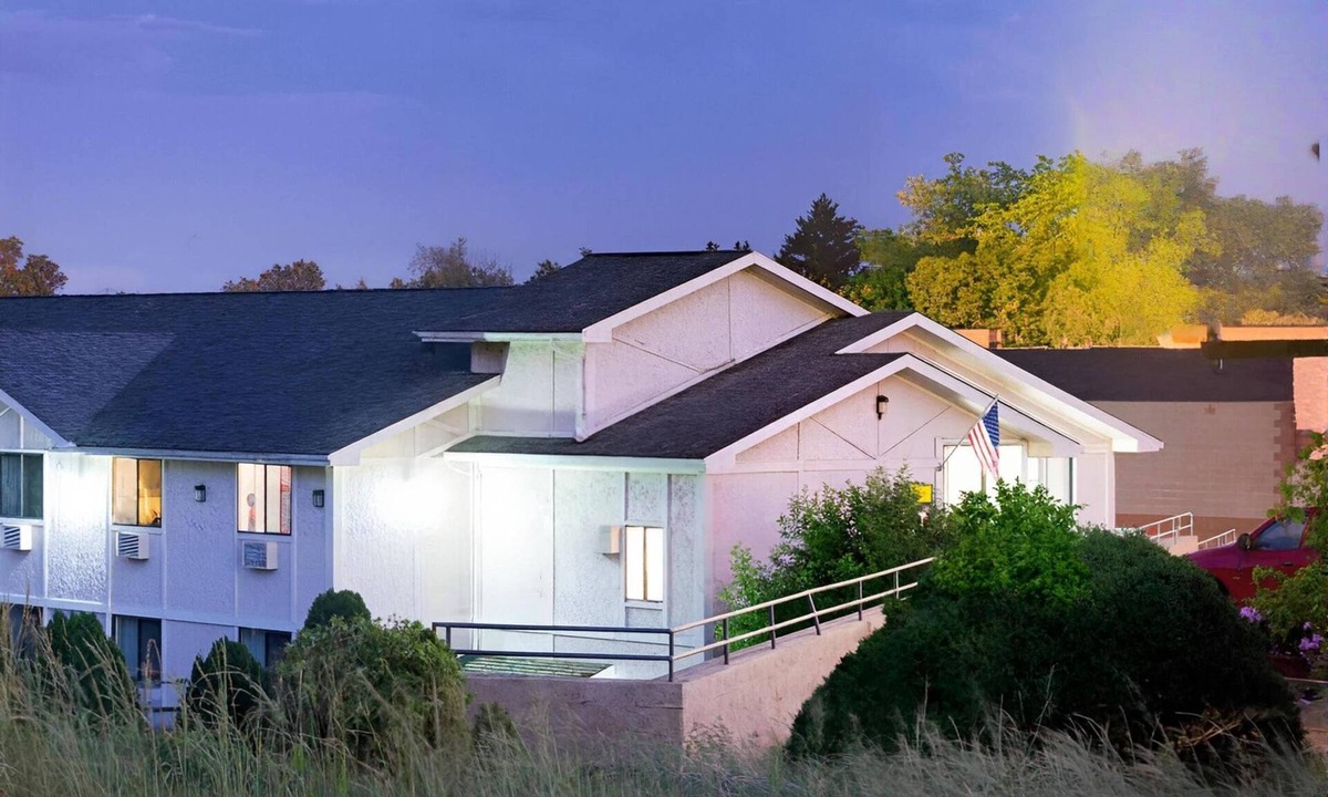 Moon Township Hotel | Pittsburgh Royal Hotel