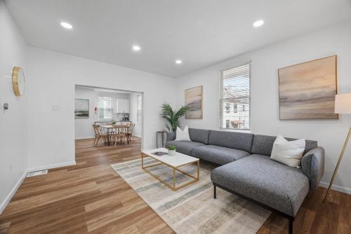 Pittsburgh Apartment | Pittsburgh Spacious and Modern Three Bedroom Apartment with Free Parking