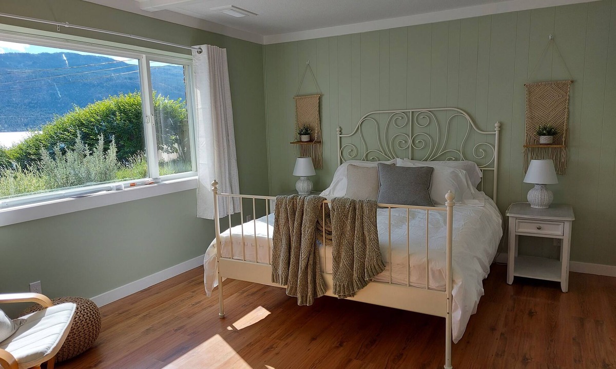 Central Okanagan Cottage | Pixie Bay Cottage retreat with amazing lake & mountain views & beach access