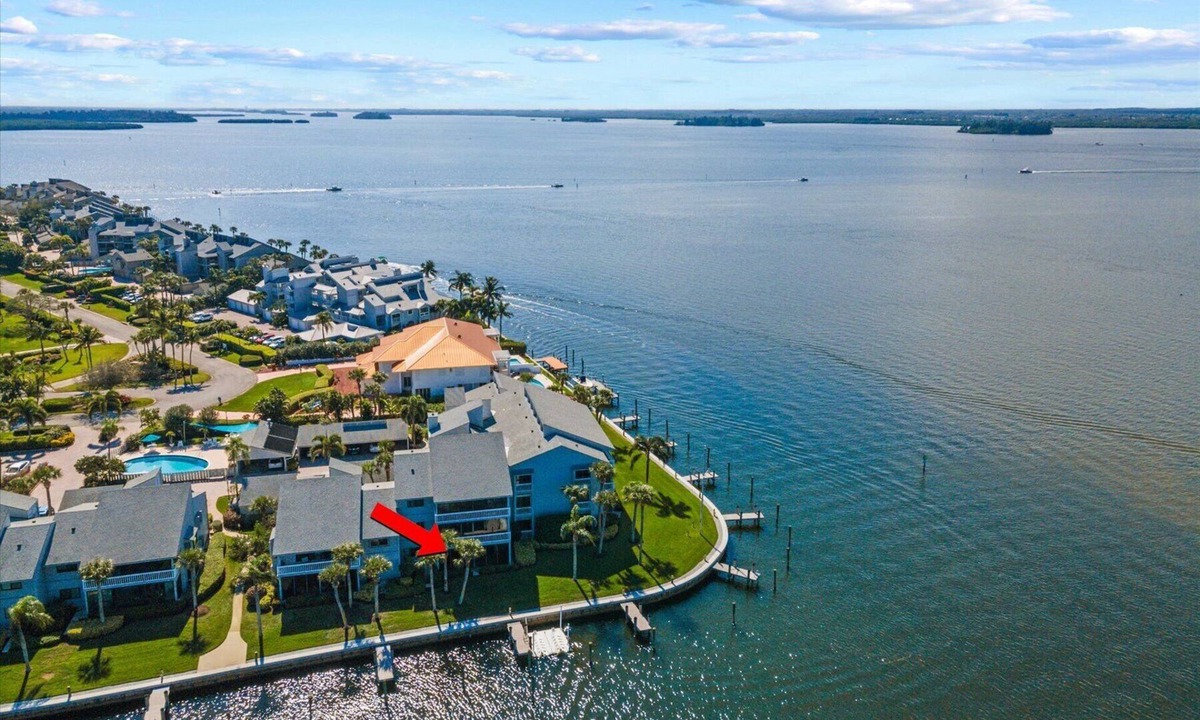 Moorings Condo | Plan Christmas 2024: Newly Remodeled, Intercostal, Beach Access, Dock & Bikes!