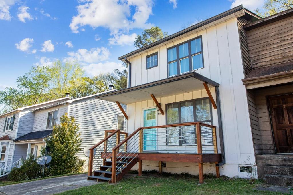 Macon House | Plan Your Vacay in this Modern Two Bedroom Townhouse in the Biggest Little City in GA townhouse