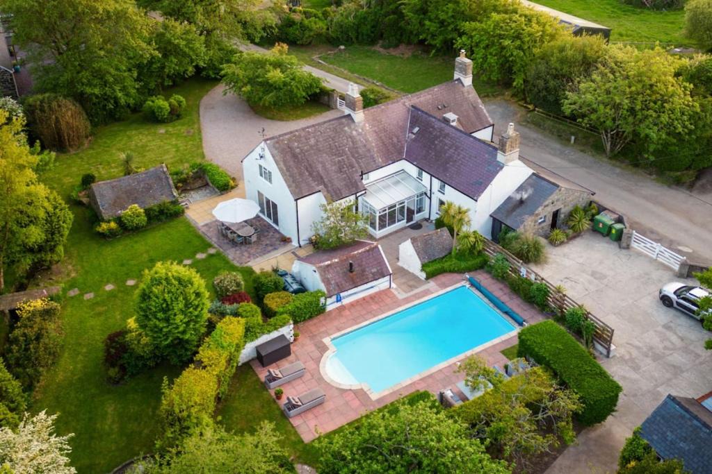 Garn Fadryn House | Plas Newydd with Swimming Pool, Fire Pit, and Log Fires