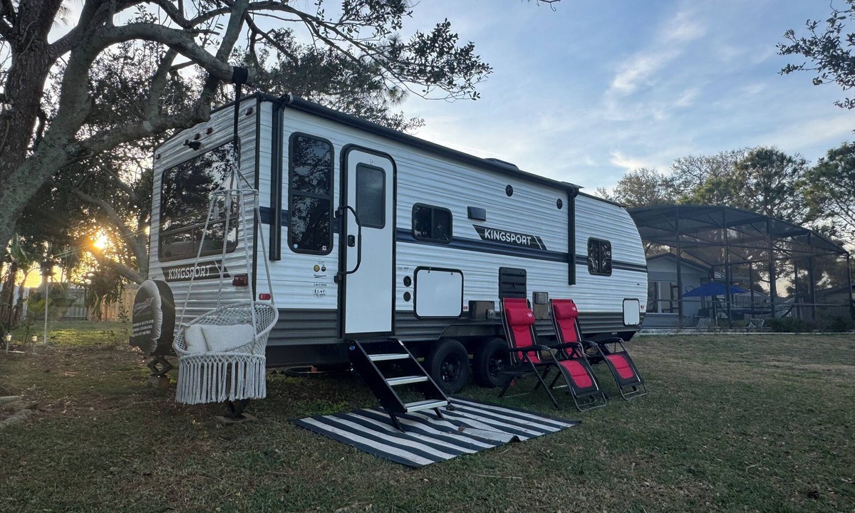 Fruitland Park RV Rental | Pleasant camping on a private lakefront property on lake Griffin in Leesburg, FL