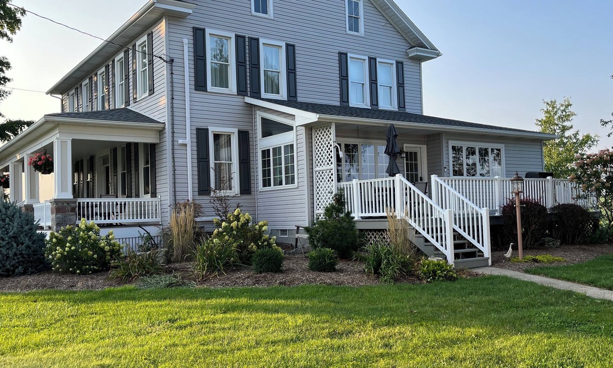Loysburg House | Pleasant Pines Estate welcomes you to our gorgeous panoramic view farmstead!