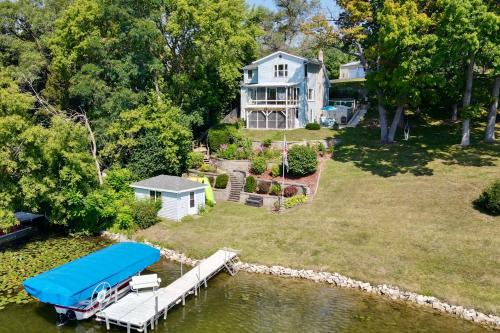 West Bend House | 'Pleasant Point Lake House' Dock & Fire Pit!
